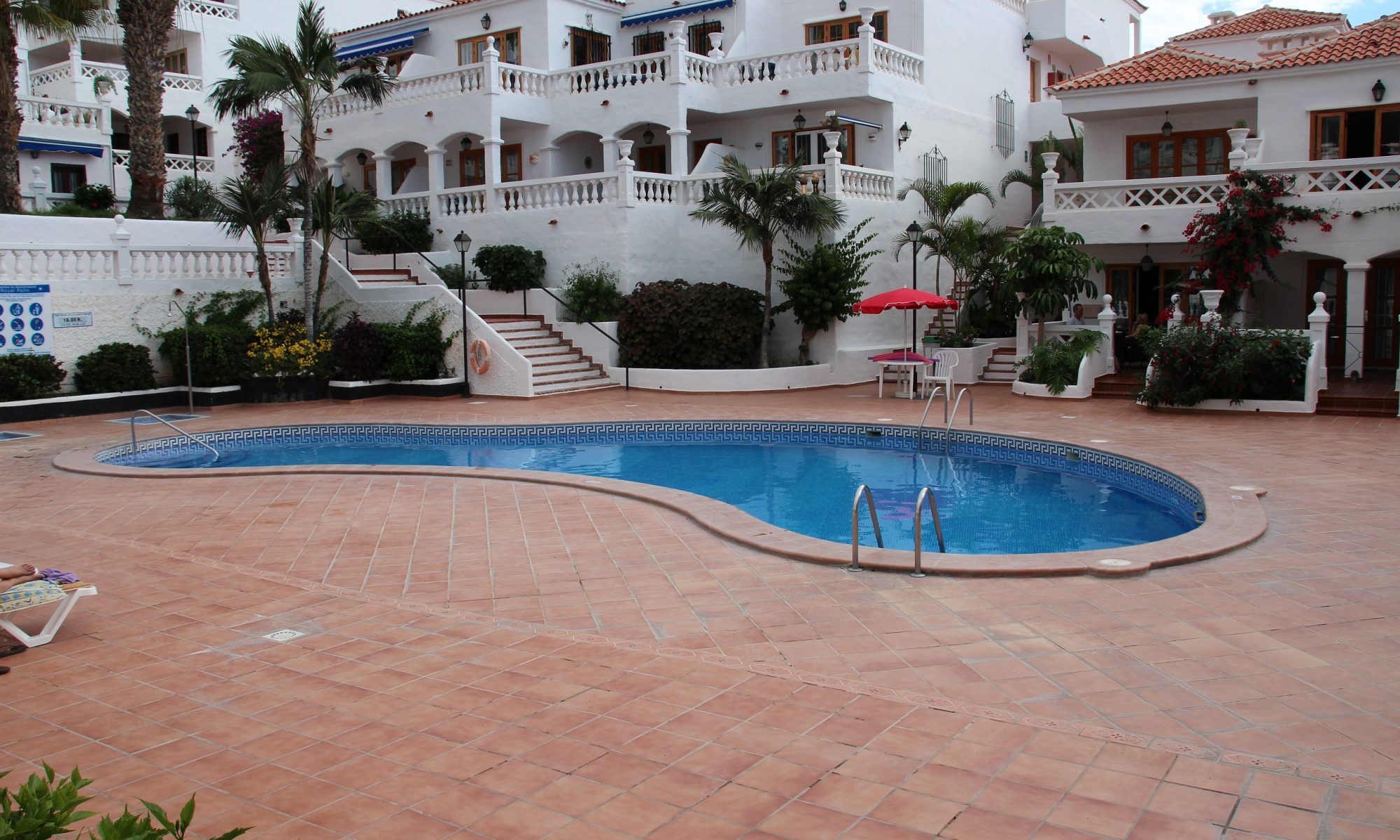 holiday-apartments-tenerife-106-pool