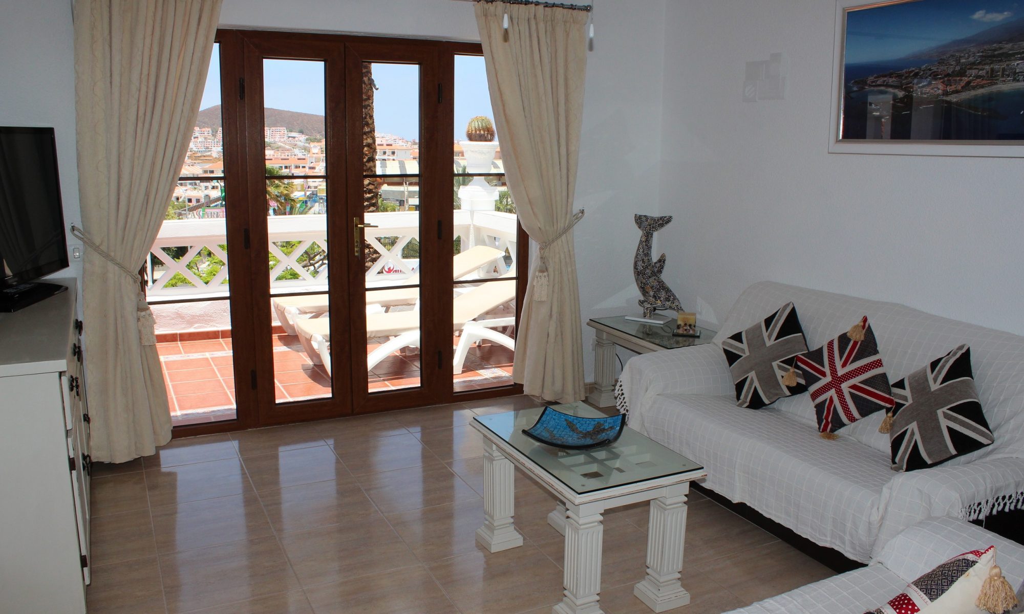 holiday-apartments-tenerife-36-lounge-out